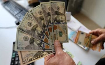 الدولار يتراجع مع عودة موجة بيع الأصول الأمريكية