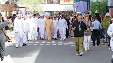محمد بن راشد يزور مهرجان القوز للفنون محمد بن راشد يزور مهرجان القوز للفنون