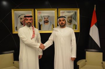 القنصل السعودي الجديد في دبي والإمارات الشمالية يسلم البراءة القنصلية 