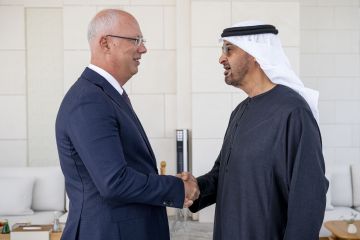 رئيس الدولة يبحث مع مبعوث الرئيس الروسي علاقات التعاون والعمل المشترك