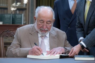 حاكم الشارقة يطلق النسخة البرتغالية من إصداره البرتغاليون في بحر عمان، أحداث في حوليات من 1497 إلى 1757م