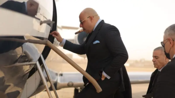 محام يثير الجدل بطائرة خاصة للدفاع عن محكوم بالإعدام