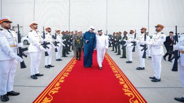 أحمد بن محمد يودع وزير الدفاع الكويتي لدى مغادرته الدولة