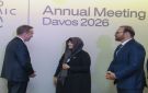 وفد دولة الإمارات في دافوس 2026 يلتقي رئيس المنتدى الاقتصادي العالمي - ae