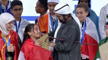 فرحة هيستيرية لطفلة مصرية أمام حاكم دبي بعد فوزها فرحة هيستيرية لطفلة مصرية أمام حاكم دبي بعد فوزها