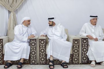 أحمد بن محمد يقدم واجب العزاء في وفاة جاسم محمد رسول رئيسي