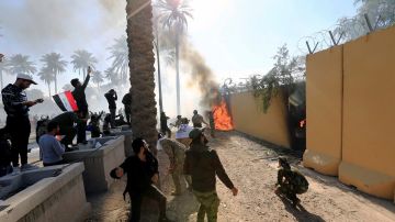 قوات أميركية تطلق الغاز على محتجين اقتحموا السفارة في بغداد