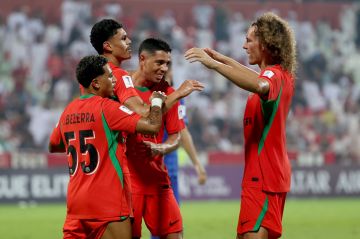 أزمون يصنع هدفين.. وشباب الأهلي يهزم الاستقلال بثنائية ليما وبيزيرا