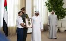 رئيس الدولة يمنح طاقم طائرة فلاي دبي وسام زايد الثاني.. وحمدان بن محمد بن راشد يقلد الأوسمة - ae