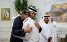 بعد محاولة الاختطاف.. رئيس الإمارات يكرم طاقم رحلة فلاي دبي ويمنحهم وسام زايد الثاني