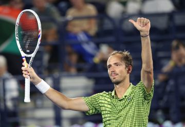 الروسي مدفيديف يبلغ نهائي بطولة دبي (فيديو) الروسي مدفيديف يبلغ نهائي بطولة دبي (فيديو)