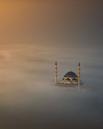 مشهد مهيب لمسجد يعانق الضباب في الإمارات مشهد مهيب لمسجد يعانق الضباب في الإمارات