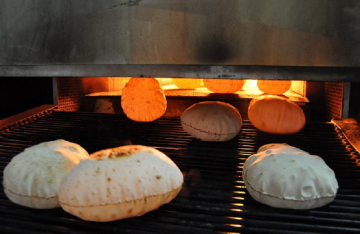 بلومبرغ: استثمار سعودي إماراتي في الخبز المصري