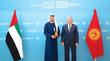 رئيس قيرغيزستان يمنح محمد القرقاوي وسام الصداقة الرئاسي