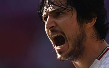 صورة مع قيادات إماراتية تبعد آزمون عن المنتخب الإيراني