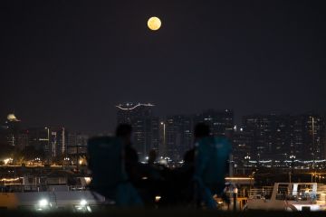 الدفاعات الجوية الإماراتية تتصدى لتهديد صاروخي.. وسماع دوي انفجارات في أبوظبي