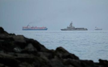 سفن تتحدى الألغام والصواريخ عبر مضيق هرمز طمعا في الأرباح سفن تتحدى الألغام والصواريخ عبر مضيق هرمز طمعا في الأرباح