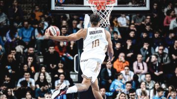 فريق دبي لكرة السلة يكسر حاجز الـ 100 أمام كرفينا زفيزدا