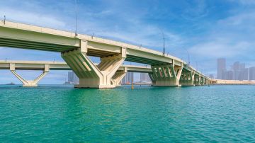 البلديات والنقل تفتتح جسرين لربط جزيرة الريم بطريق الشيخ خليفة بن زايد البلديات والنقل تفتتح جسرين لربط جزيرة الريم بطريق الشيخ خليفة بن زايد