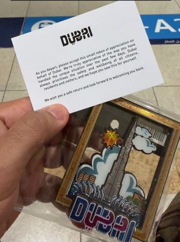 هدية ورسالة.. مبادرة إنسانية لدعم المسافرين المتأثرين بتأخر الرحلات في مطار دبي