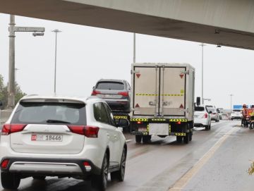 شرطة أبوظبي تدعو السائقين إلى عدم الوقوف تحت الجسور والأنفاق أثناء الأمطار