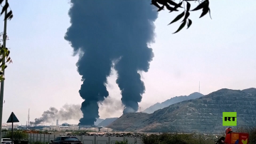 أعمدة من الدخان الأسود تتصاعد من منطقة ميناء الفجيرة الإماراتي