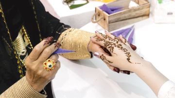  الحناء السوداء تهدد فرحة العيد بحروق وتشوهات دائمة