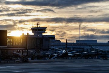 الولايات المتحدة تبدأ تشغيل رحلات مستأجرة لإجلاء مواطنيها من الشرق الأوسط