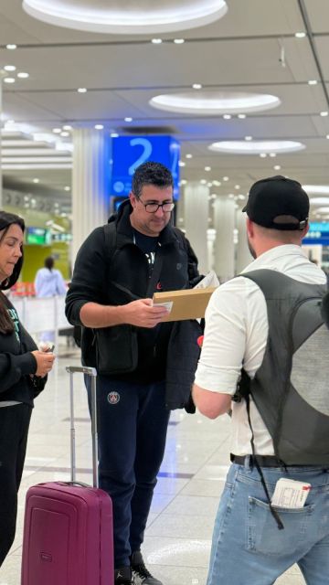 شرطة دبي تطلق مبادرة لتوزيع هدايا تذكارية على المسافرين خلال عيد الفطر شرطة دبي تطلق مبادرة لتوزيع هدايا تذكارية على المسافرين خلال عيد الفطر