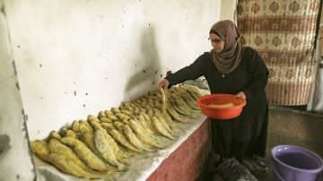 السمك المملح يتجهز ليتصدر موائد الغزيين في العيد
