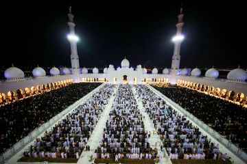 أكثر من 100 ألف مصل يحيون ليلة 27 رمضان في مركز جامع الشيخ زايد الكبير