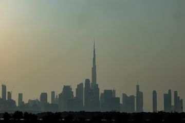 ومضات البرق أعلى برج خليفة تخطف الأنظار وسط التقلبات الجوية