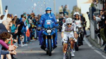 فريق الإمارات بطل سباق ميلانو سان ريمو للدراجات فريق الإمارات بطل سباق ميلانو سان ريمو للدراجات