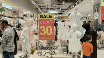 مستهلكون: طوابير على غرف القياس وصناديق الدفع.. والعروض تحفز على الشراء