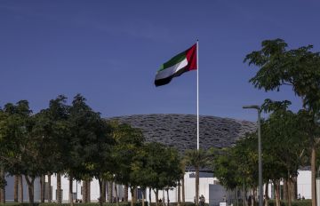 أبوظبي.. حريق في مجمع الرويس بعد استهدافه بمسيرات