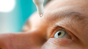 أطباء يحذرون من الاعتماد على الذكاء الاصطناعي في استخدام قطرة العين