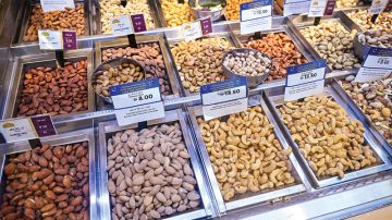المكسرات.. تنوع في النكهات ودول المنشأ واللوز والجوز والفستق الأعلى طلبا