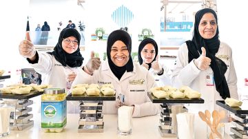 صاحبات همم يهدين ضيوف القمة العالمية منتجات صنعت بأياديهن