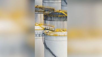 الإمارات تعلق على هجمات استهدفت منشآت للنفط والغاز في إيران