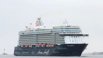 بيلد: انفجار مقذوف مجهول قرب سفينة سياحية ألمانية راسية في ميناء أبوظبي