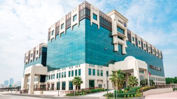 اصطدام بين دراجة نارية ومركبة بسبب عدم ترك مسافة آمنة