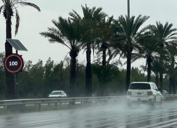 شرطة أبوظبي تفعل منظومة خفض السرعات لتعزيز السلامة خلال التقلبات الجوية شرطة أبوظبي تفعل منظومة خفض السرعات لتعزيز السلامة خلال التقلبات الجوية
