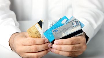 متعاملون يطالبون البنوك بآلية واضحة لإغلاق بطاقات الائتمان غير المستخدمة