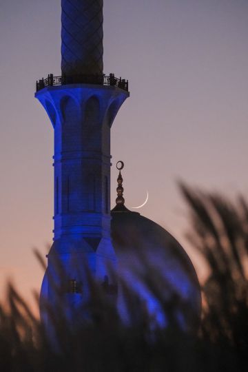 مصور يرصد القمر فوق مآذن المساجد في الإمارات بصور آسرة
