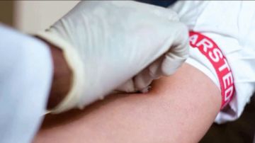 للمقيمين في الدولة.. تجديد الإقامة من المنزل دون زيارة مراكز الفحص الطبي