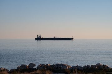 استهداف ناقلة نفط كويتية قرب دبي بطائرة مسيرة إيرانية استهداف ناقلة نفط كويتية قرب دبي بطائرة مسيرة إيرانية