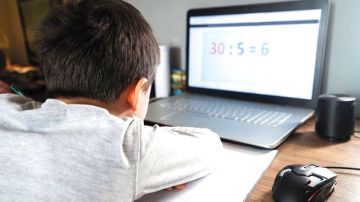 استمرار التعلم عن بعد في المدارس الحكومية والخاصة والجامعات