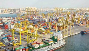 حريق في رصيف بميناء جبل علي جراء شظايا ناجمة عن اعتراض جوي حريق في رصيف بميناء جبل علي جراء شظايا ناجمة عن اعتراض جوي