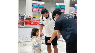 شرطة دبي تحتفي مع المسافرين بفرحة عيد الفطر السعيد شرطة دبي تحتفي مع المسافرين بفرحة عيد الفطر السعيد