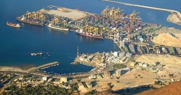 الإمارات.. حكومة الشارقة تعلن التعامل مع حادث استهدف ميناء خورفكان